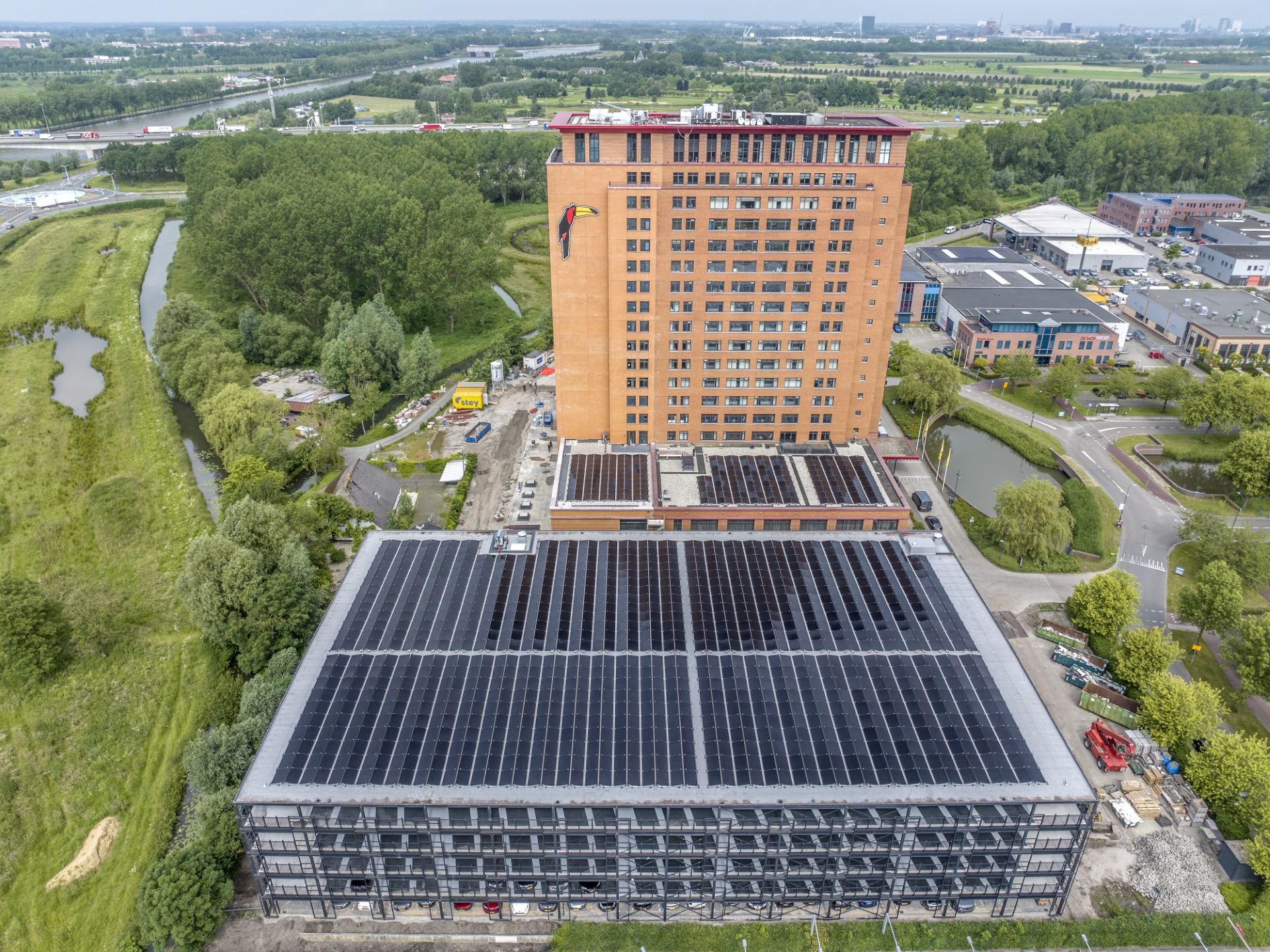 1600 zonnepanelen op van der Valk hotel in Houten